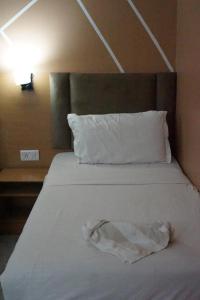 Giường trong phòng chung tại Hotel Fortune Stay +1 ảnh