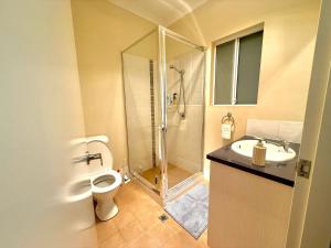 ein Badezimmer mit Dusche, Toilette und Waschbecken in der Unterkunft Newman Short Term Accommodation Rooms in Newman