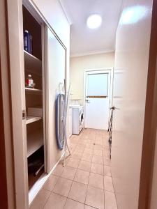 ein Flur mit einer Tür und einem Fliesenboden in der Unterkunft Newman Short Term Accommodation Rooms in Newman