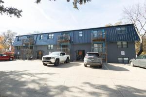 ein Gebäude mit einem LKW, der davor parkt in der Unterkunft Elegant 2BR Escape in Manhattan with WiFi & Parking in Manhattan