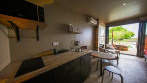 una cucina con lavandino e bancone con tavolo di L'AUTHENTIK - Le Domaine Wambrechies a Wambrechies