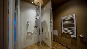 una doccia in un bagno con box doccia in vetro di L'AUTHENTIK - Le Domaine Wambrechies a Wambrechies