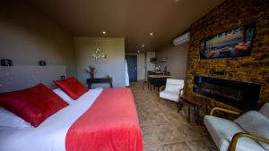 una camera da letto con un letto grande e un camino di L'AUTHENTIK - Le Domaine Wambrechies a Wambrechies