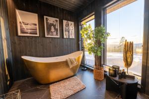ein Badezimmer mit Badewanne und großem Fenster in der Unterkunft Luxurious Mountain Lodge in Ljørdal