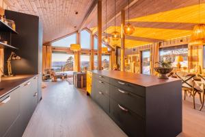 eine Küche mit einer großen Insel in einem Haus in der Unterkunft Luxurious Mountain Lodge in Ljørdal + 36 Fotos