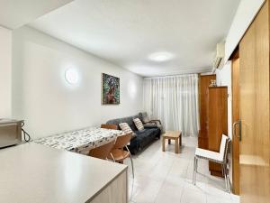 ein Wohnzimmer mit Sofa und Tisch in der Unterkunft Apartsalou Zen in Salou