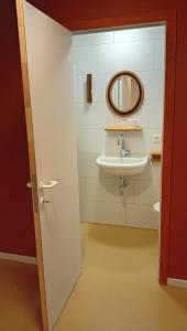 un baño con lavabo y espejo en Lieria, en Lier 8 fotos más