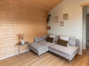ein Wohnzimmer mit Sofa und Tisch in der Unterkunft Rekerlanden 260 in Schoorldam