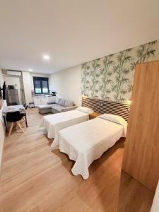 Postel nebo postele na pokoji v ubytování Apartamentos NICE CENTRAL BUILDING + 191 fotografií