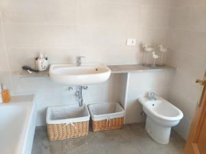 Koupelna v ubytování Exclusivo ático Baiona con garaje + 14 fotografií