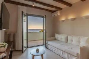 ein Wohnzimmer mit Sofa und Meerblick in der Unterkunft Locanda in Monemvasia