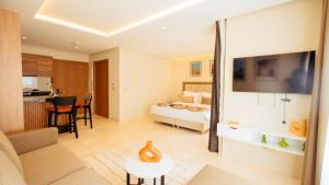 ein Schlafzimmer mit Bett und ein Wohnzimmer in der Unterkunft Eden Marrakech in Marrakesch