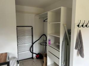 Cette chambre dispose d'un placard avec un aspirateur. dans l'établissement Maison de campagne très lumineuse au calme, à Diges