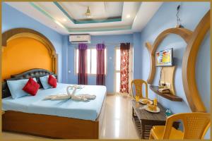une chambre avec un lit avec deux cygnes dessus dans l'établissement Manisha Road Bhumishree Palace Resort - Free Wifi & Parking Facilities #Fully Air conditioned- Prime Location# Premium Hotel IN Puri, à Purî