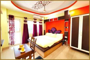 une chambre avec un lit et une table dedans dans l'établissement Manisha Road Bhumishree Palace Resort - Free Wifi & Parking Facilities #Fully Air conditioned- Prime Location# Premium Hotel IN Puri, à Purî