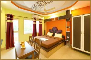 une chambre avec un lit et une table et une salle à manger dans l'établissement Manisha Road Bhumishree Palace Resort - Free Wifi & Parking Facilities #Fully Air conditioned- Prime Location# Premium Hotel IN Puri, à Purî