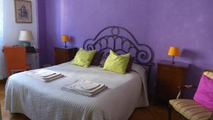 ein Schlafzimmer mit einem großen Bett mit lila Wänden in der Unterkunft Mascagni Rooms in Florenz