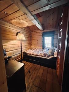 Ένα ή περισσότερα κρεβάτια σε δωμάτιο στο Cabin in Kvamskogen +17 φωτογραφίες