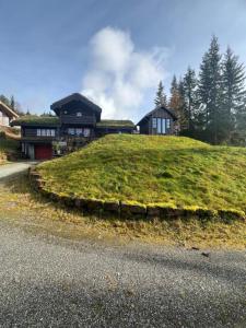 Το κτήριο όπου στεγάζεται  η παραθεριστική κατοικία