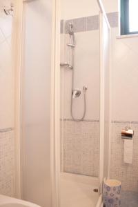 un bagno con doccia con porta in vetro di Hotel Rigolfo a Moncalieri Altre 43 foto