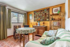 ein Wohnzimmer mit Tisch und Couch in der Unterkunft La Casita Del Valle in Villamena 