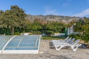 eine Gruppe weißer Stühle neben einem Pool in der Unterkunft La Casita Del Valle in Villamena 