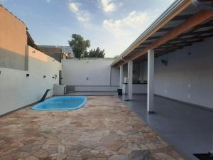 a swimming pool on the roof of a building at Casa com piscina Espaço teddy cakes in Campinas