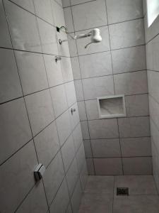 ein Badezimmer mit Dusche mit Glastür in der Unterkunft Espaço Teddy Cakes in Campinas + 10 Fotos