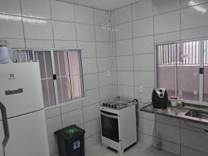 eine kleine Küche mit Herd und Spüle in der Unterkunft Espaço Teddy Cakes in Campinas