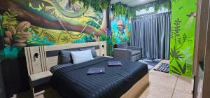 ein Schlafzimmer mit einem Bett und einem Stuhl darin in der Unterkunft Urban Jungle Social in Bangkok