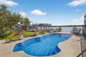 een zwembad met uitzicht op het water bij All Decked Out and Concierge Services in Kingsland