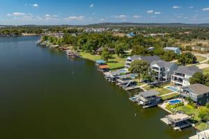 een luchtfoto van een rivier met huizen en appartementen bij All Decked Out and Concierge Services in Kingsland