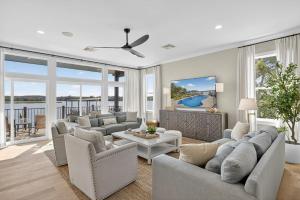 een woonkamer met banken en een tafel bij All Decked Out and Concierge Services in Kingsland +42 foto's