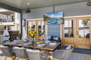 een eetkamer met een tafel en stoelen bij All Decked Out and Concierge Services in Kingsland