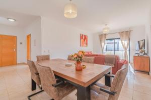 ein Wohnzimmer mit Tisch und Couch in der Unterkunft Palmeiras Penthouse in Lagos