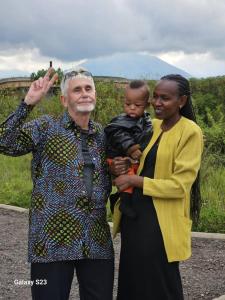 Ein Mann und eine Frau halten ein Baby in der Unterkunft Ahvenbloem Park in Kelso