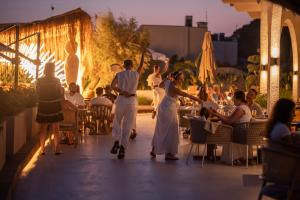 Ein Mann und eine Frau gehen einen Gang entlang in der Unterkunft Ethno Belek in Belek + 280 Fotos