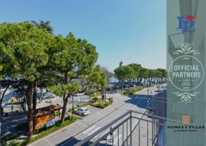 Luftblick auf eine Straße mit einem Gebäude in der Unterkunft Marriott Cocktail Lake Front Family apartment DesenzanoLoft Official Partner Homes & Villas by Marriott Bonvoy in Desenzano del Garda + 42 Fotos