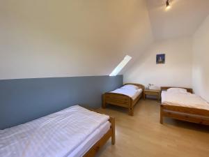 a room with two beds and a table in it at Haus 24 im Natur Ferienpark, Perfekt für Hundeliebhaber, Wanderfreunde und Naturliebhaber in Nieheim