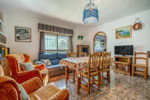 ein Wohnzimmer mit Tisch und Stühlen und einer Couch in der Unterkunft La Casita Del Valle in Villamena 