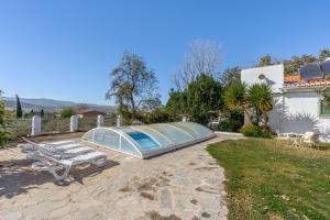 einen Pool mit einem Gewächshaus im Hof in der Unterkunft La Casita Del Valle in Villamena 