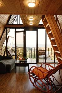 Χώρος καθιστικού στο MamukaHouse +12 φωτογραφίες