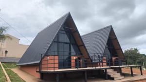 ein Bild eines Gebäudes mit Metalldach in der Unterkunft Chalés JH in São Roque de Minas