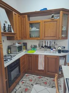 皮昂比诺Appartamento STELLA MARINA的配有微波炉和炉灶的厨房 顶部烤箱