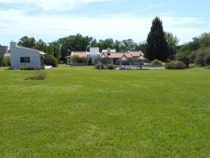 un gran patio con una casa al fondo en La casita en la Juni, en San Javier