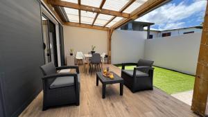eine Terrasse mit Stühlen und einem Tisch auf dem Dach in der Unterkunft Longanea 1 in Saint-Pierre