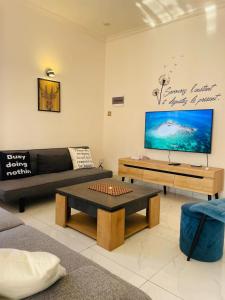 Μια τηλεόραση ή/και κέντρο ψυχαγωγίας στο 3-Bedroom Apt with Oceanviews, 1min Walk to Beach - NYHA2
