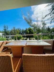 Balkón nebo terasa v ubytování 3-Bedroom Apt with Oceanviews, 1min Walk to Beach - NYHA2