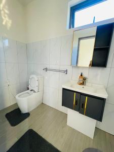 Ένα μπάνιο στο 3-Bedroom Apt with Oceanviews, 1min Walk to Beach - NYHA2