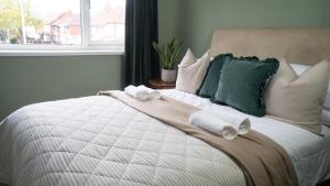 Postel nebo postele na pokoji v ubytování Tastefully decorated 3 bed home